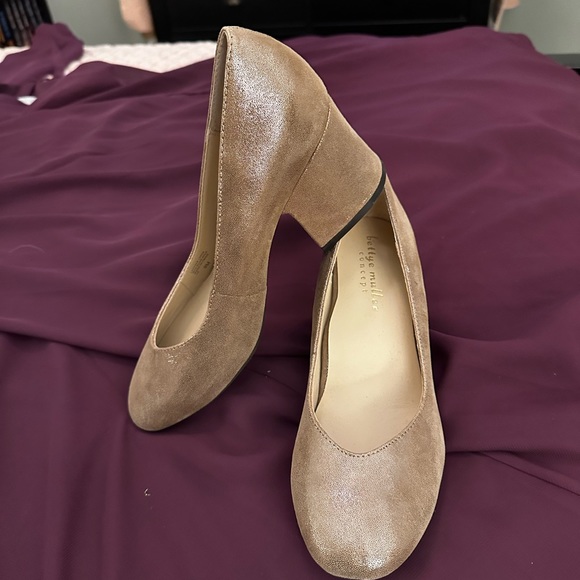 Bettye Muller Concept Block Heel Pumps in Gold. Size 9. - Picture 3 of 6